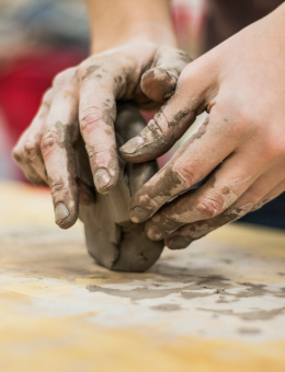 Mains modelant de l'argile