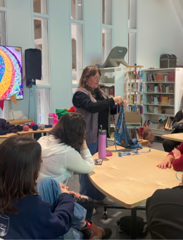 Iseaube Myette Bergeron montre une technique de tissage à un groupe de participantes