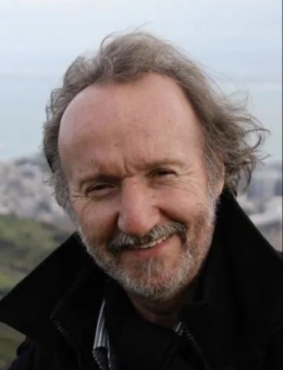 Yves Bernard est journaliste d'enquête et réalisateur reconnu pour ses nombreux documentaires et grands reportages.