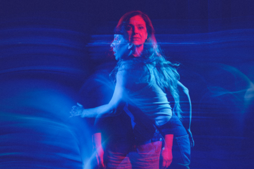 La femme ordinaire chevauchant un orignal